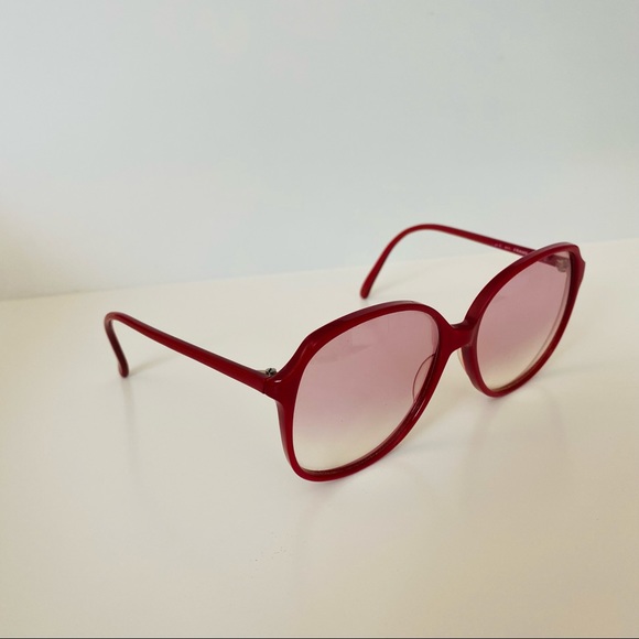 Women's Vintage Retro Red Gradient Sunglasses - Picture 3 of 9